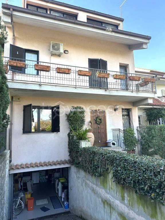 casa indipendente in vendita a Caserta in zona Acquaviva