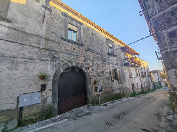 casa indipendente in vendita a Caserta in zona Casertavecchia