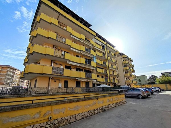 locale commerciale in vendita a Caserta in zona Acquaviva