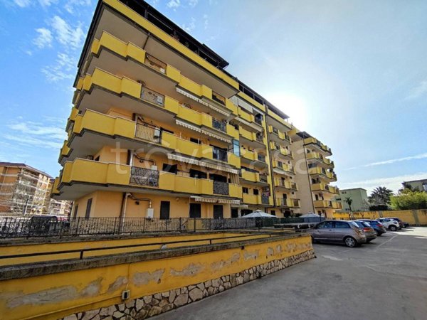 locale commerciale in vendita a Caserta in zona Acquaviva