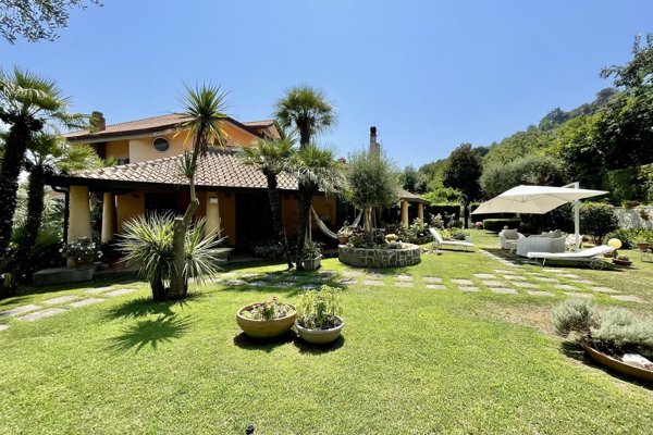 casa indipendente in vendita a Caserta in zona San Leucio