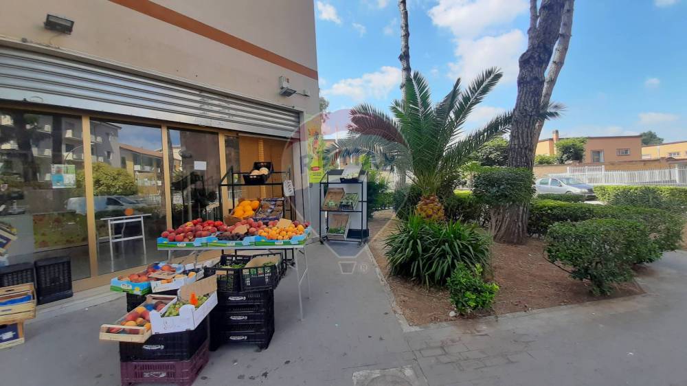 locale commerciale in vendita a Caserta in zona Ospedale