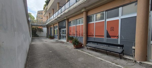 locale commerciale in vendita a Caserta in zona Centurano/Cerasole