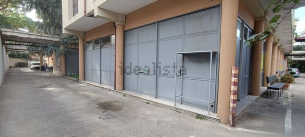 locale commerciale in vendita a Caserta in zona Centurano/Cerasole