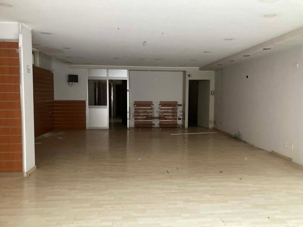 locale commerciale in vendita a Caserta