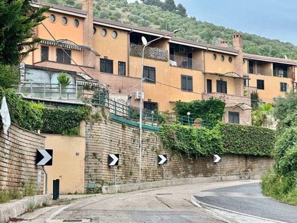 casa indipendente in vendita a Caserta in zona Mezzano