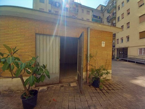 locale commerciale in vendita a Caserta in zona Acquaviva