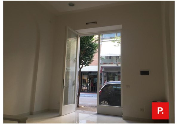 locale commerciale in vendita a Caserta in zona Centro Città