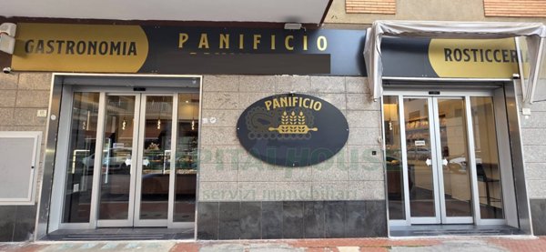 locale commerciale in vendita a Caserta in zona Acquaviva