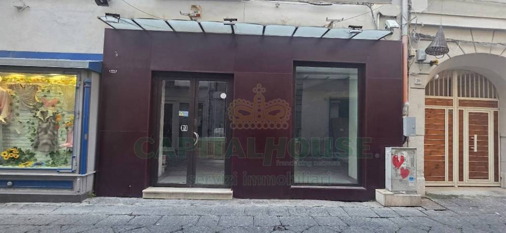 locale commerciale in vendita a Caserta in zona Acquaviva