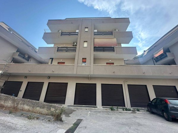 locale commerciale in vendita a Caserta in zona Acquaviva