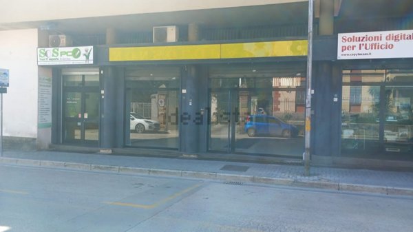 locale commerciale in vendita a Caserta in zona Ospedale