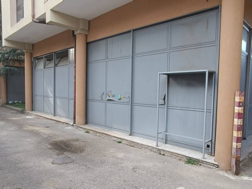 negozio in vendita a Caserta in zona Centurano/Cerasole