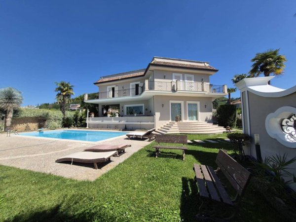casa indipendente in vendita a Caserta in zona San Leucio