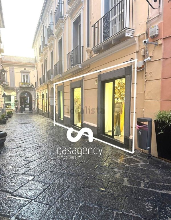 locale commerciale in vendita a Caserta in zona Centro Città