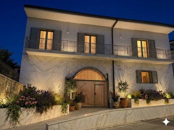 intera palazzina in vendita a Caserta in zona Garzano