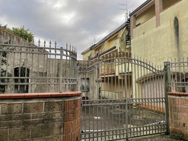 casa indipendente in vendita a Caserta in zona Casertavecchia
