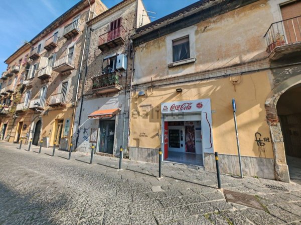 locale commerciale in vendita a Caserta in zona Centro Città
