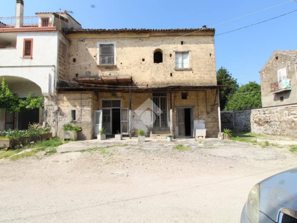 casa indipendente in vendita a Caserta in zona San Leucio
