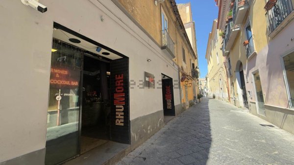locale commerciale in vendita a Caserta in zona Centro Città