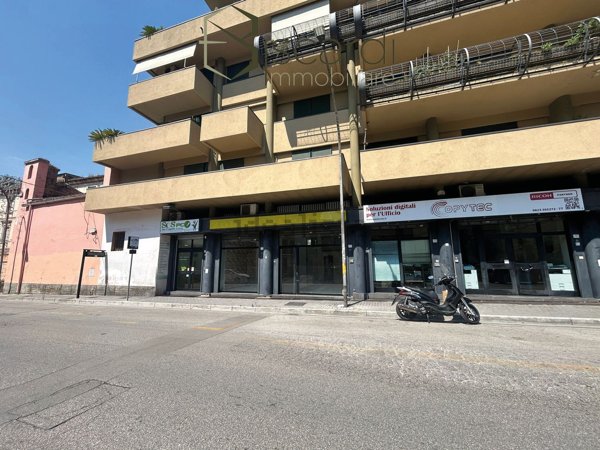 locale commerciale in vendita a Caserta in zona Ospedale