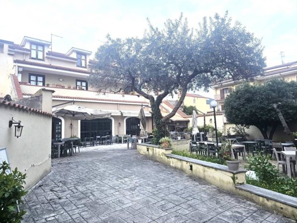 intera palazzina in vendita a Caserta in zona San Leucio