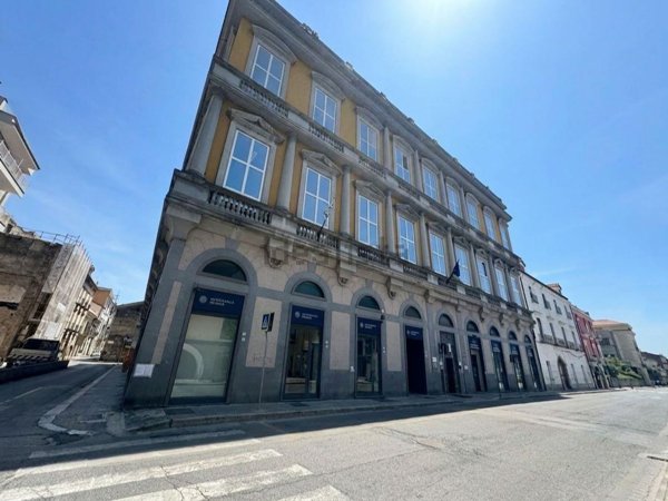 locale commerciale in vendita a Caserta in zona Centro Città