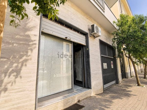 locale commerciale in vendita a Caserta in zona Centro Città