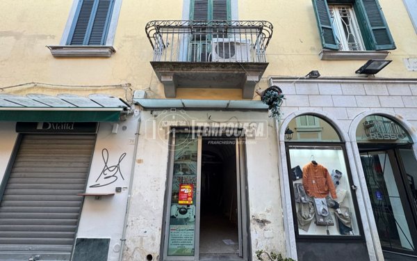 locale commerciale in vendita a Caserta in zona Centro Città