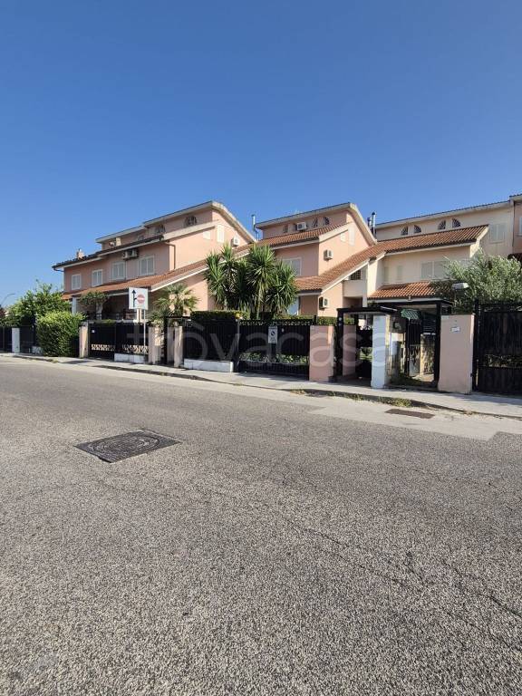 casa indipendente in vendita a Caserta in zona Michelangelo