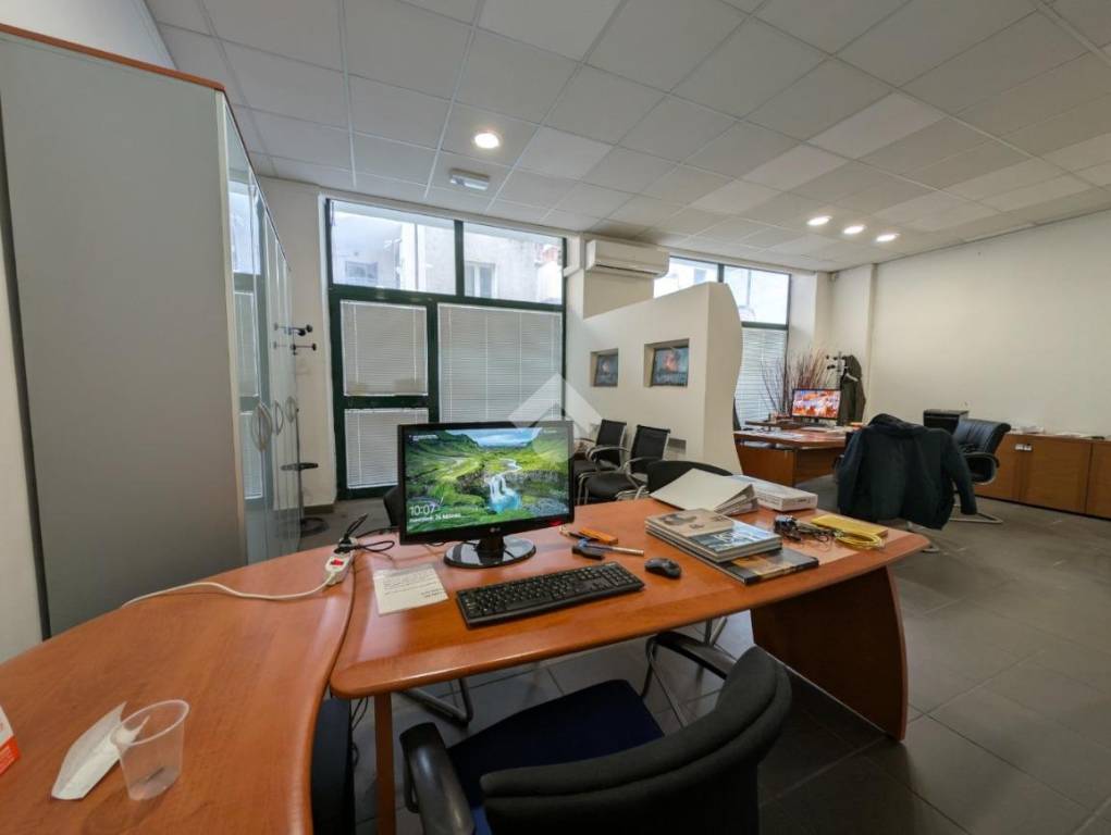 negozio in vendita a Caserta in zona Falciano