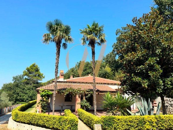 casa indipendente in vendita a Caserta in zona Casertavecchia