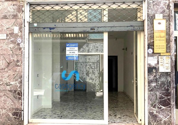 locale commerciale in vendita a Caserta in zona Centro Città