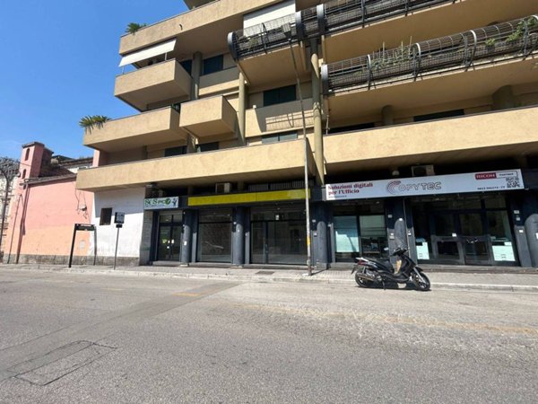 locale commerciale in vendita a Caserta in zona Ospedale
