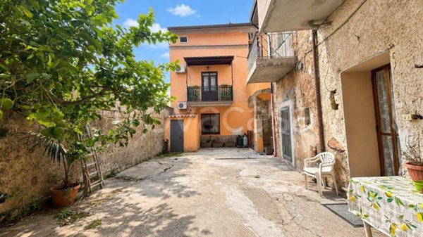 casa indipendente in vendita a Caserta in zona Santa Barbara / Tuoro