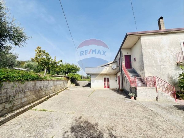 casa indipendente in vendita a Castel Campagnano in zona Squille