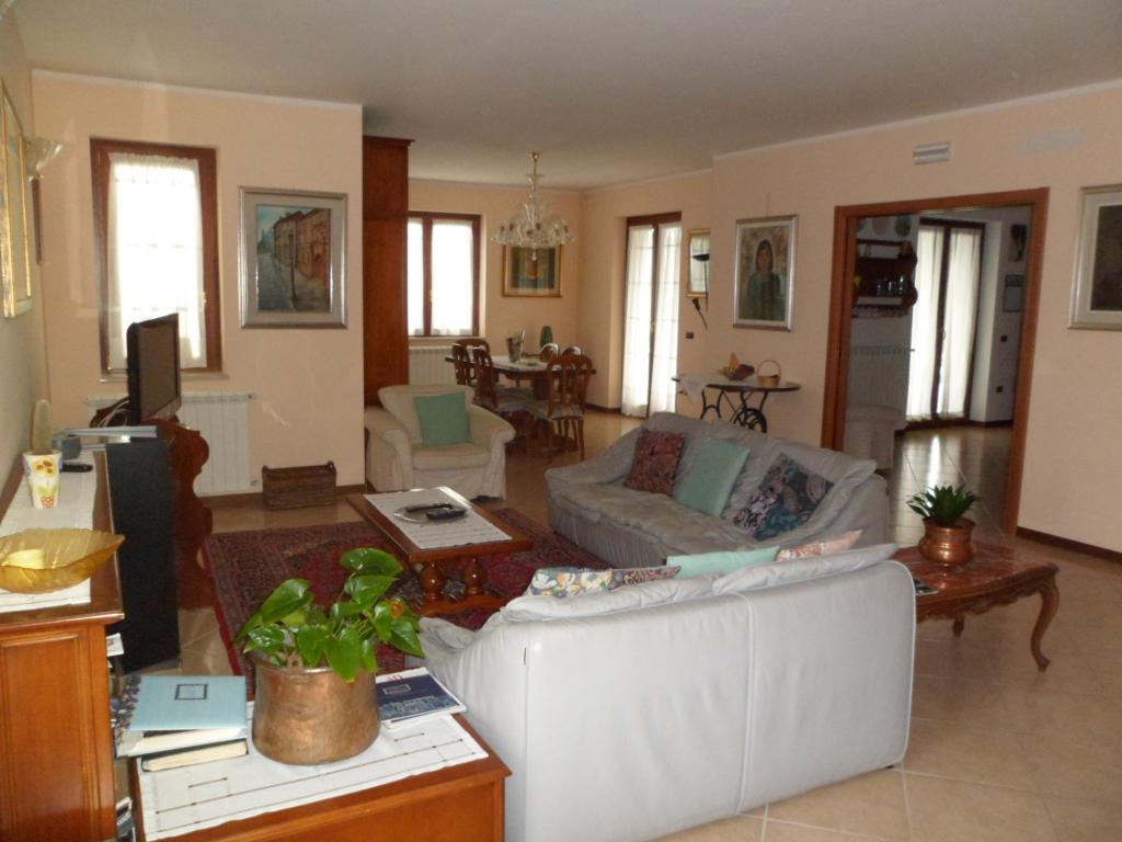 casa indipendente in vendita a Castel Campagnano