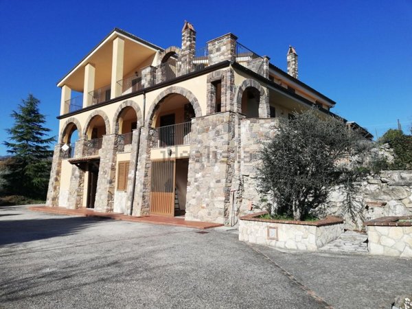 casa indipendente in vendita a Castel Campagnano