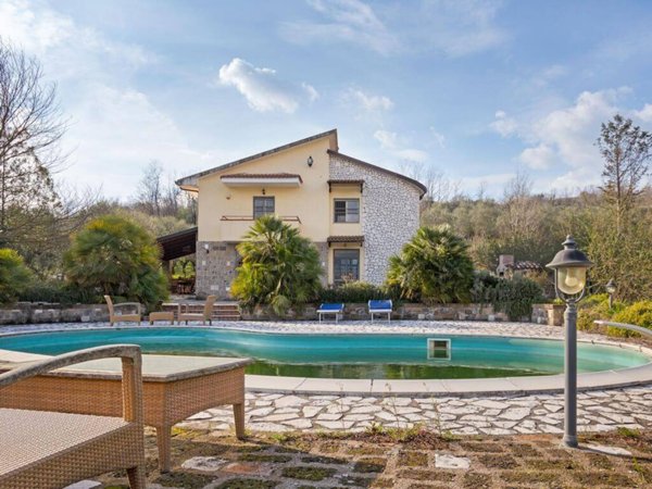 casa indipendente in vendita a Castel Campagnano