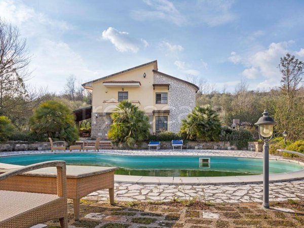 casa indipendente in vendita a Castel Campagnano
