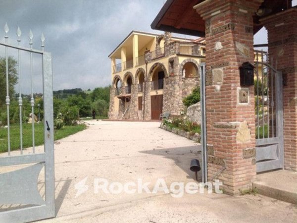 casa indipendente in vendita a Castel Campagnano in zona Squille