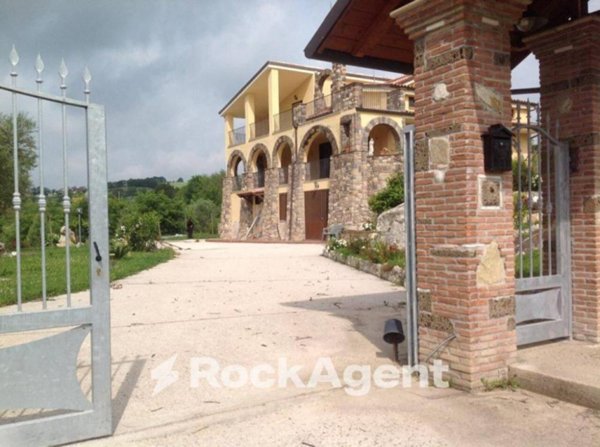 casa indipendente in vendita a Castel Campagnano in zona Squille