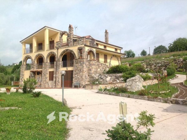 casa indipendente in vendita a Castel Campagnano in zona Squille