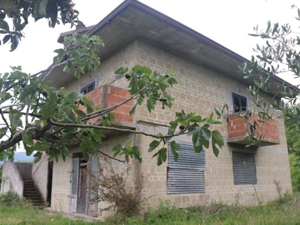 casa indipendente in vendita a Castel Campagnano