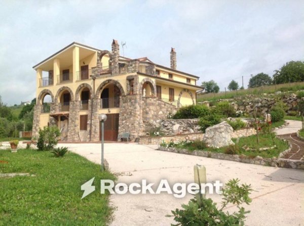 casa indipendente in vendita a Castel Campagnano