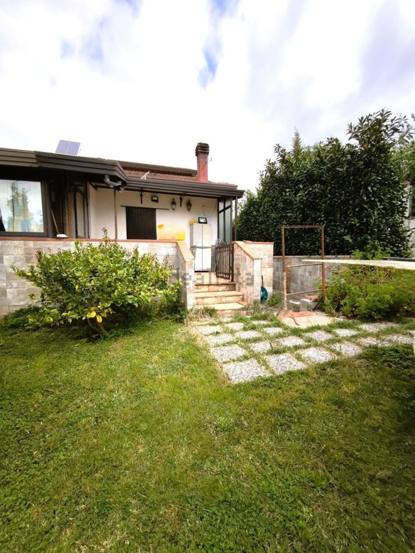 casa indipendente in vendita a Castel Campagnano