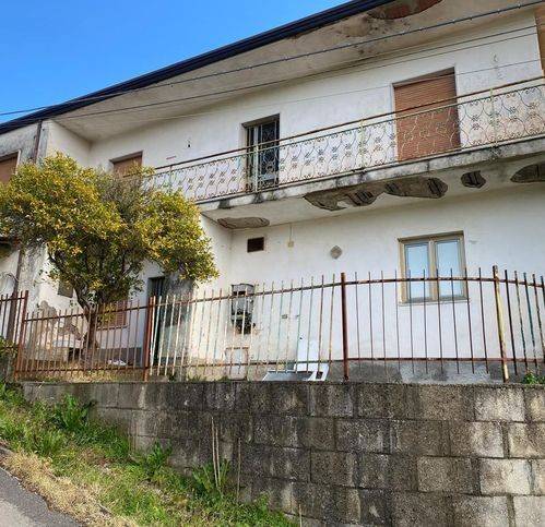 casa indipendente in vendita a Castel Campagnano in zona Squille