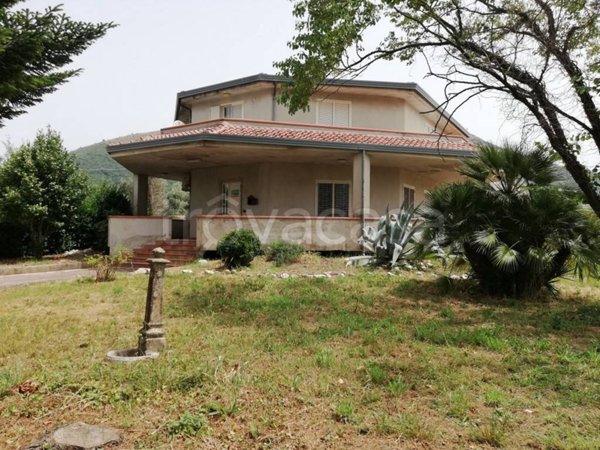 casa indipendente in vendita a Castel di Sasso