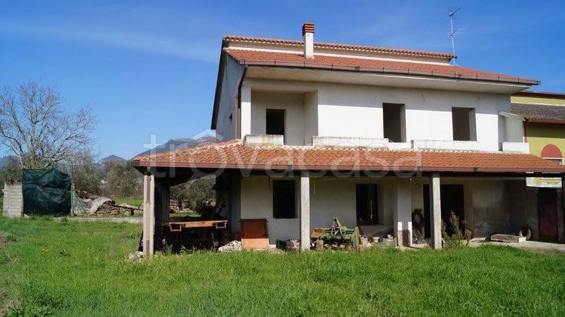 casa indipendente in vendita a Castel di Sasso