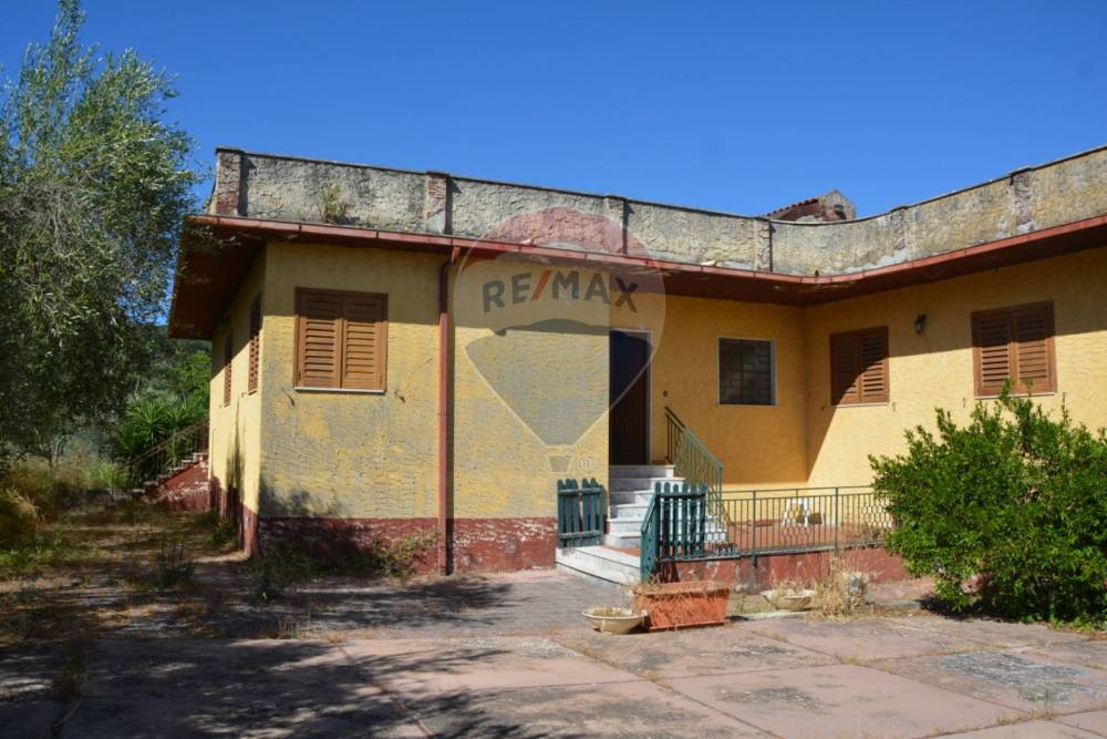 casa indipendente in vendita a Castel di Sasso
